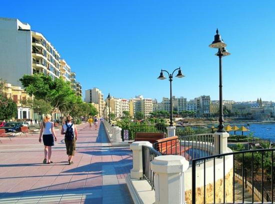 Spacious Apartment Steps To The Promenade Слима Экстерьер фото